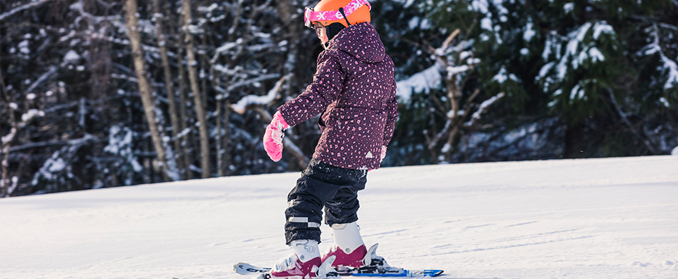 Ett barn som åker skidor
