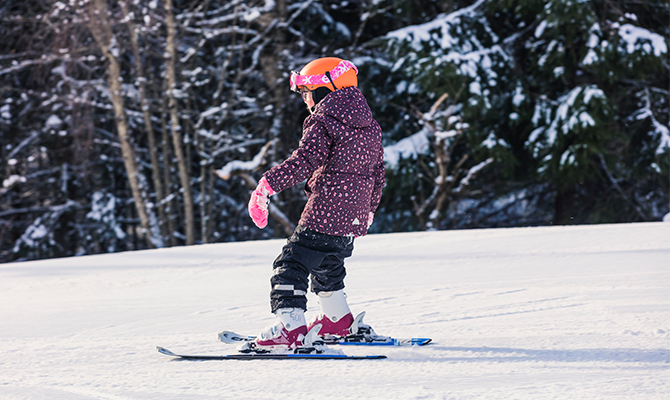 En flicka som åker slalom. 